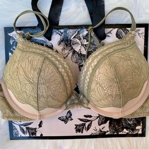 NWOT ✨ VS Bombshell Plunge Bra